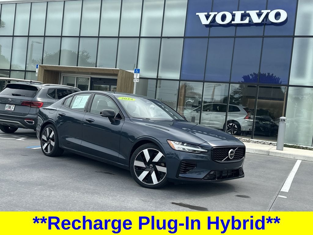 2024 Volvo S60 Recharge Plug-In Hybrid T8 Plus Dark Theme