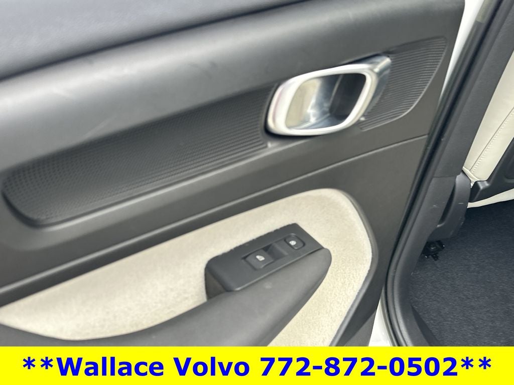 2023 Volvo XC40 B5 Plus Bright Theme
