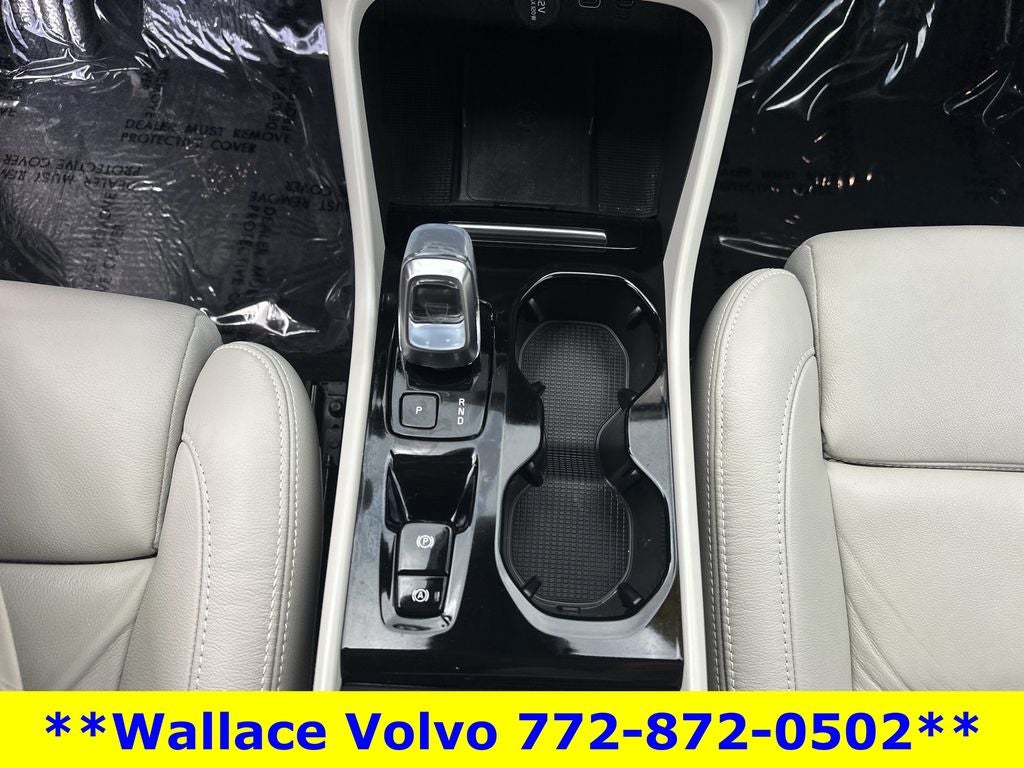 2023 Volvo XC40 B5 Plus Bright Theme