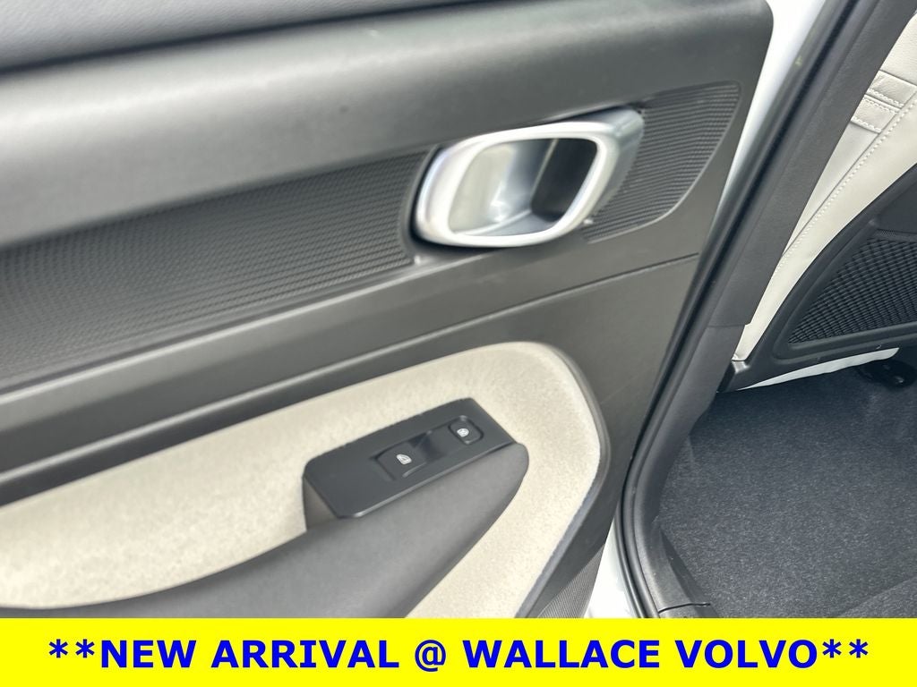 2023 Volvo XC40 B5 Plus Bright Theme