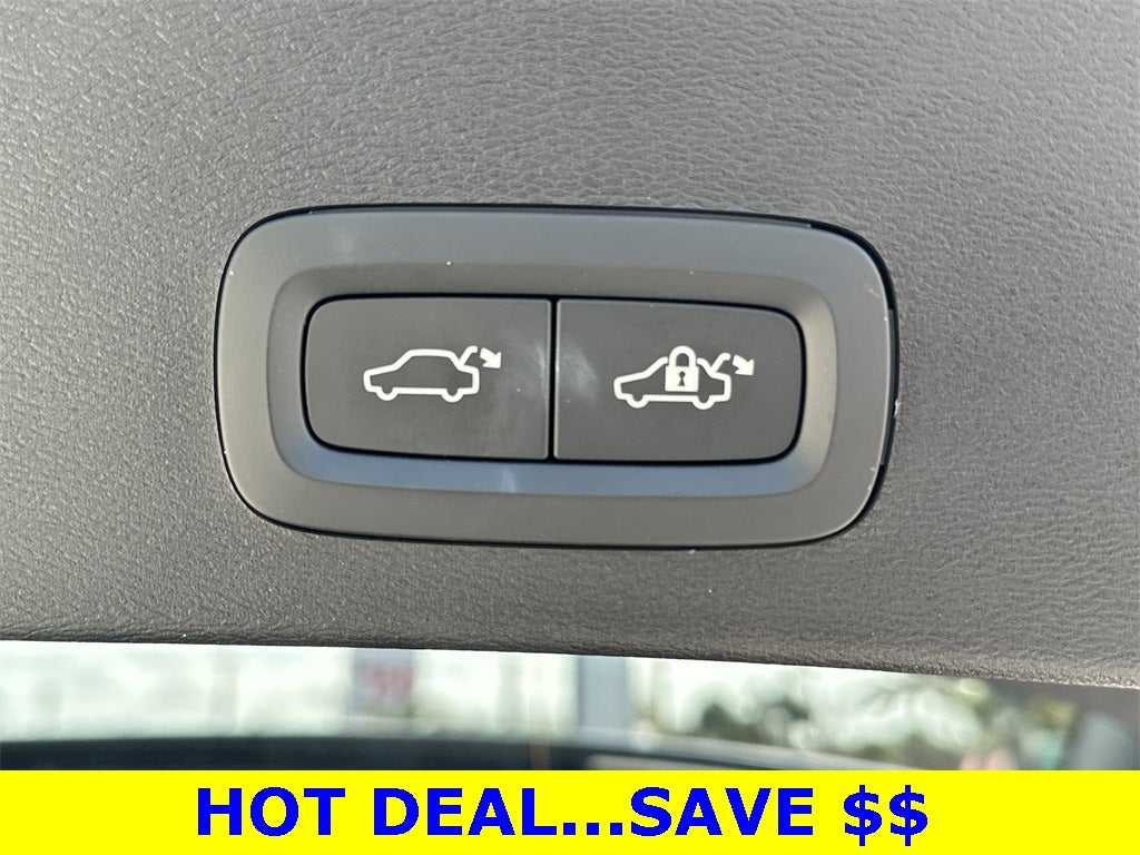 2025 Volvo XC40 B5 Core