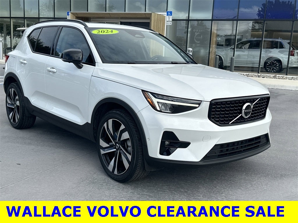 2024 Volvo XC40 B5 Plus Dark Theme