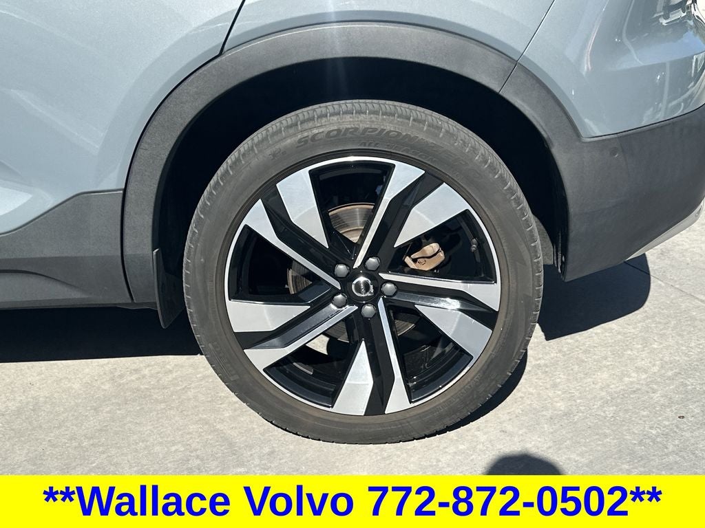 2023 Volvo XC40 B5 Plus Bright Theme