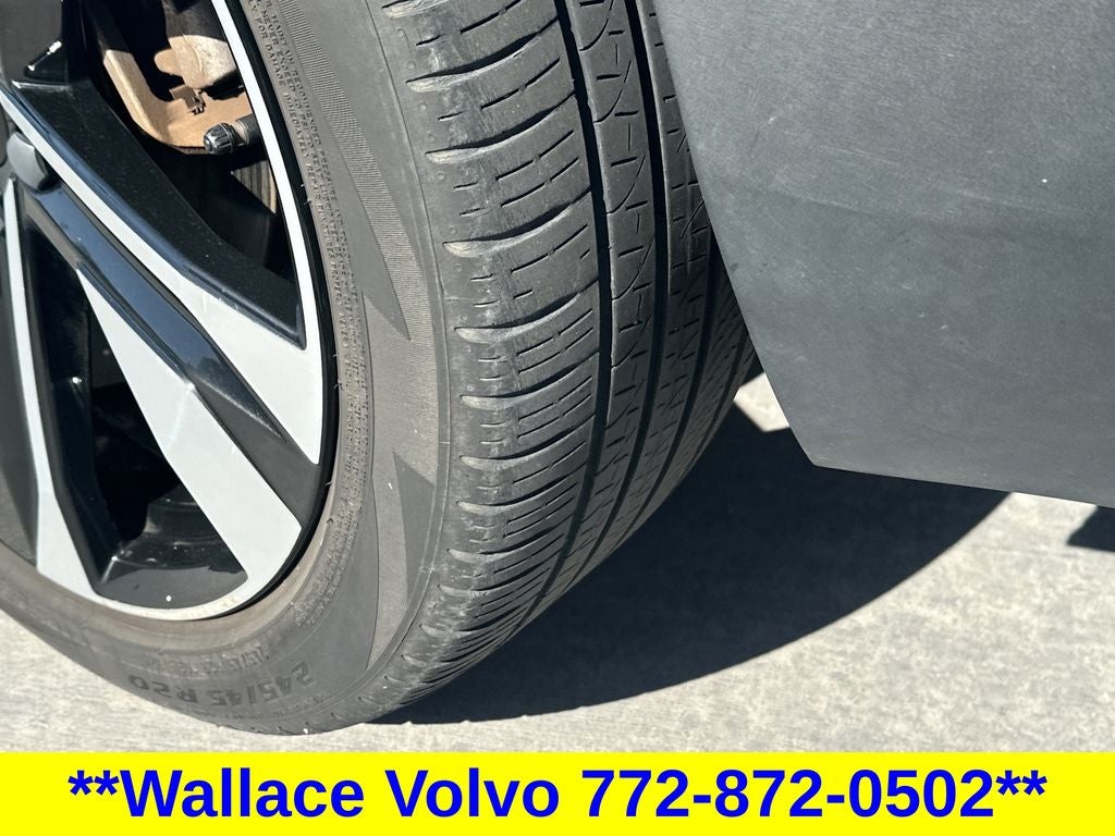 2023 Volvo XC40 B5 Plus Bright Theme