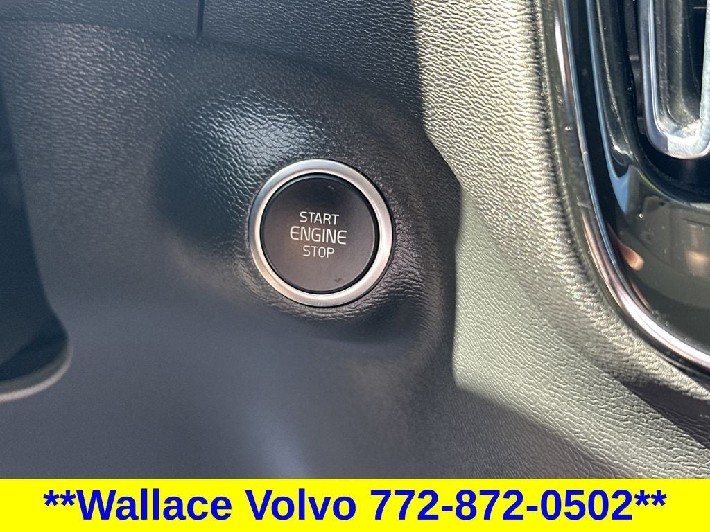 2023 Volvo XC40 B5 Plus Bright Theme