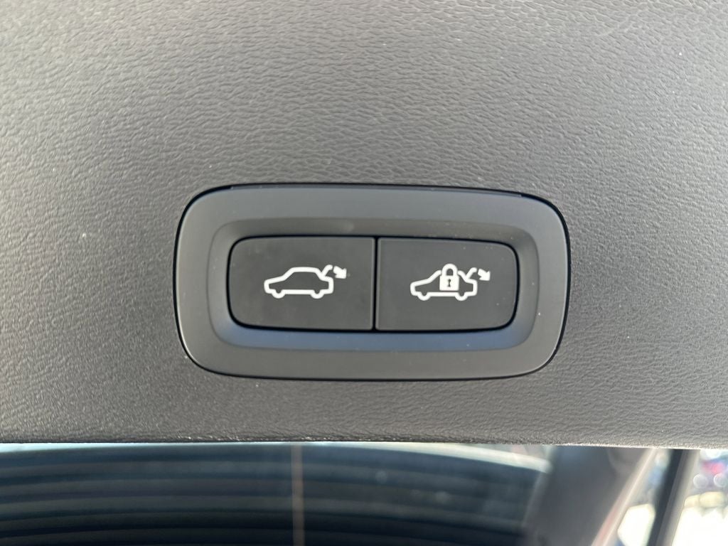 2025 Volvo XC40 B5 Core